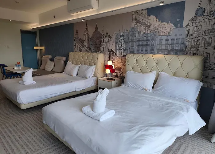 Apartment Cozy Sunlit Retreat, Spacious Type Unit In The Of Entertainment