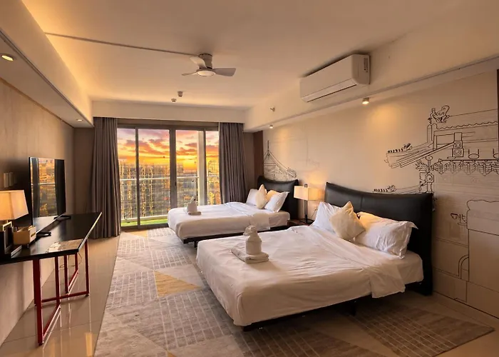Cozy Sunlit Retreat, Spacious Type Unit In The Of Entertainment Apartment