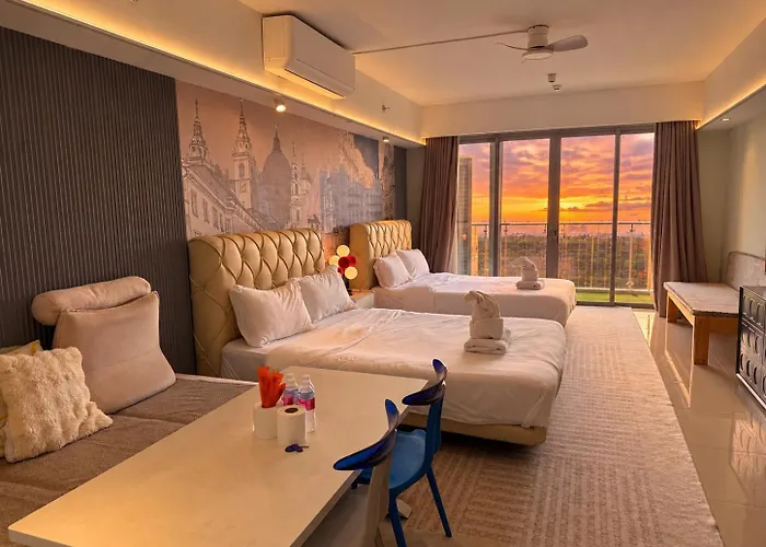Apartment Cozy Sunlit Retreat, Spacious Type Unit In The Of Entertainment *