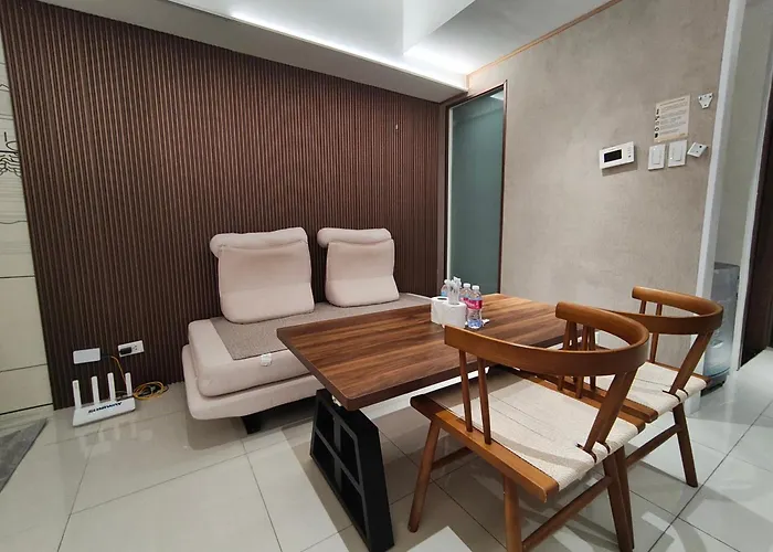 Cozy Sunlit Retreat, Spacious Type Unit In The Of Entertainment
