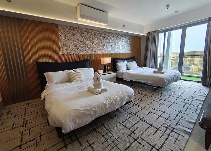 Apartment Cozy Sunlit Retreat, Spacious Type Unit In The Of Entertainment