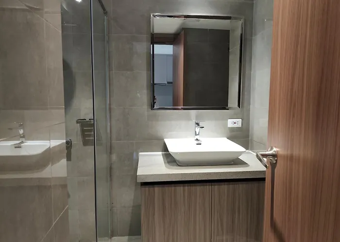 Cozy Sunlit Retreat, Spacious Type Unit In The Of Entertainment * Manila