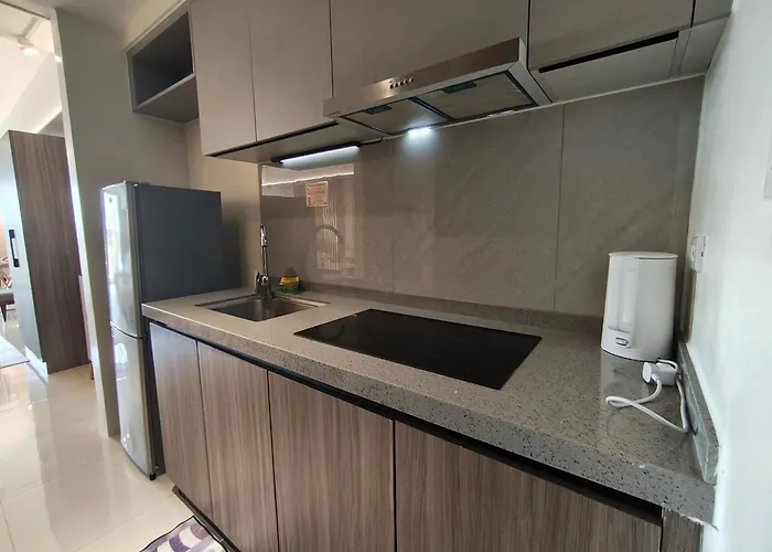 Cozy Sunlit Retreat, Spacious Type Unit In The Of Entertainment