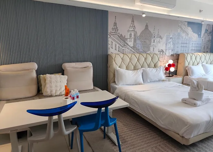 Cozy Sunlit Retreat, Spacious Type Unit In The Of Entertainment * Manila