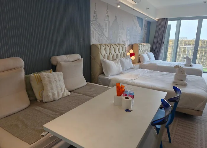Cozy Sunlit Retreat, Spacious Type Unit In The Of Entertainment Apartment