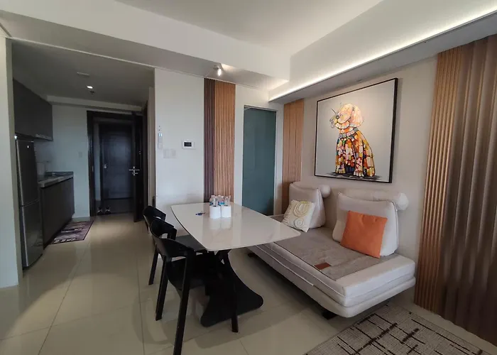 Cozy Sunlit Retreat, Spacious Type Unit In The Of Entertainment * Manila