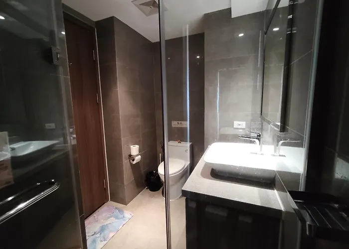 Cozy Sunlit Retreat, Spacious Type Unit In The Of Entertainment