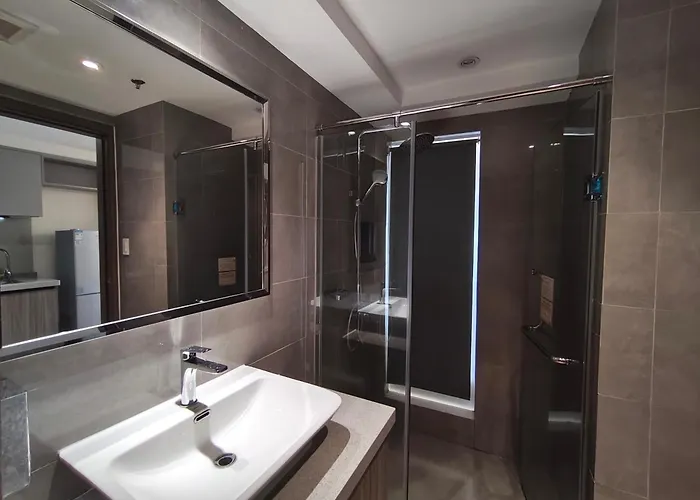 Cozy Sunlit Retreat, Spacious Type Unit In The Of Entertainment *