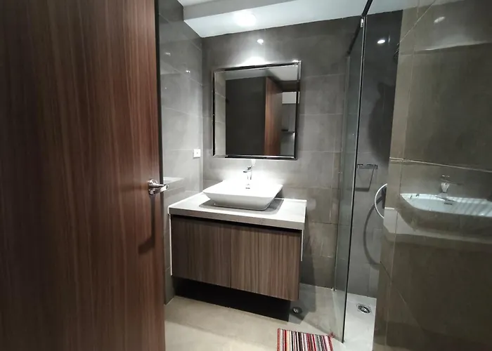 Cozy Sunlit Retreat, Spacious Type Unit In The Of Entertainment