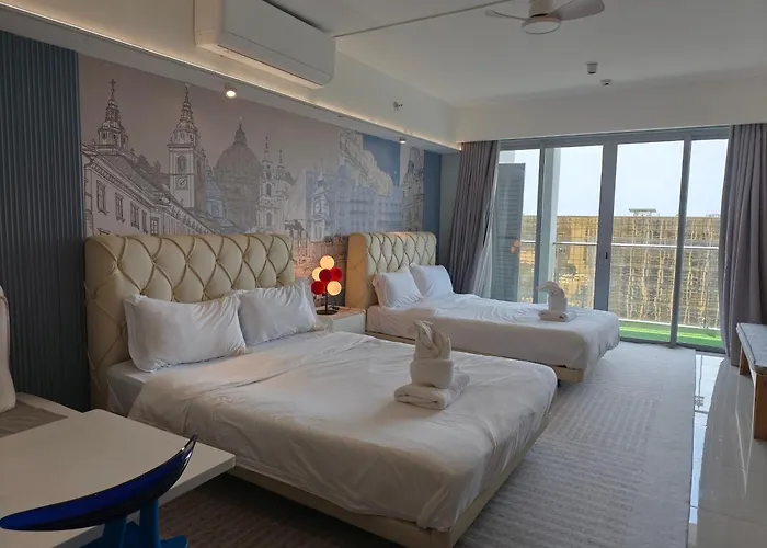 Cozy Sunlit Retreat, Spacious Type Unit In The Of Entertainment