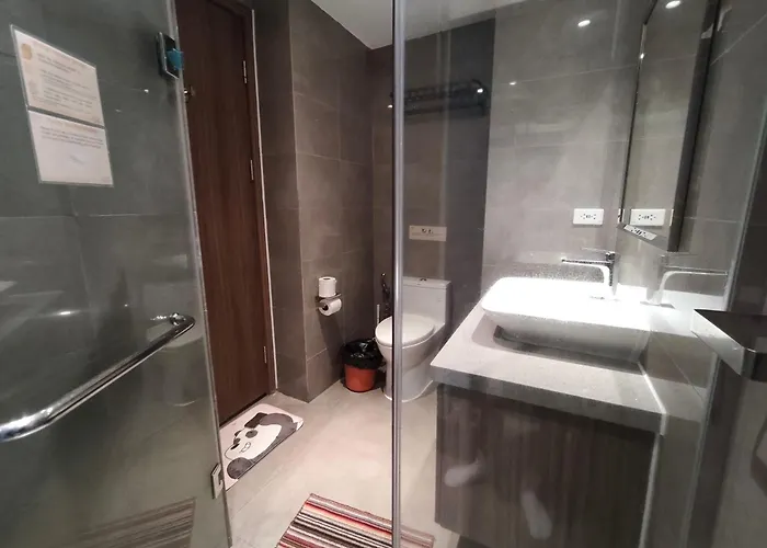 Apartment Cozy Sunlit Retreat, Spacious Type Unit In The Of Entertainment *