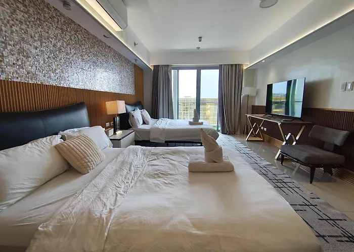 Apartment Cozy Sunlit Retreat, Spacious Type Unit In The Of Entertainment *