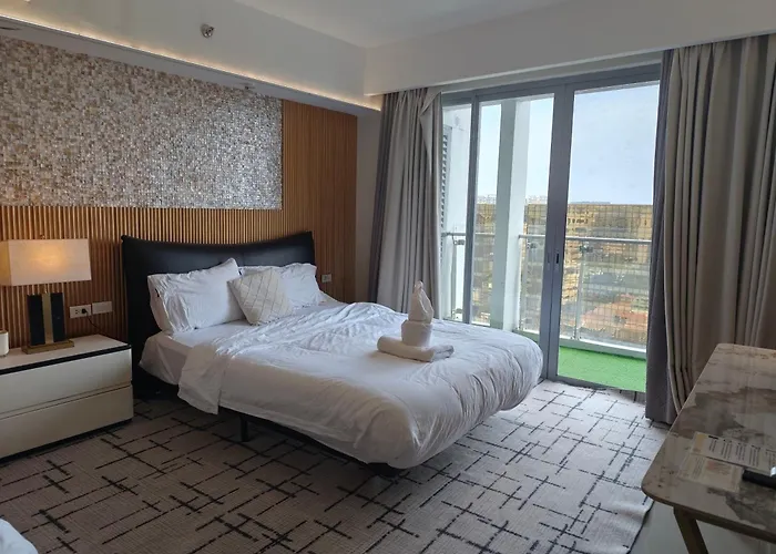 Cozy Sunlit Retreat, Spacious Type Unit In The Of Entertainment *
