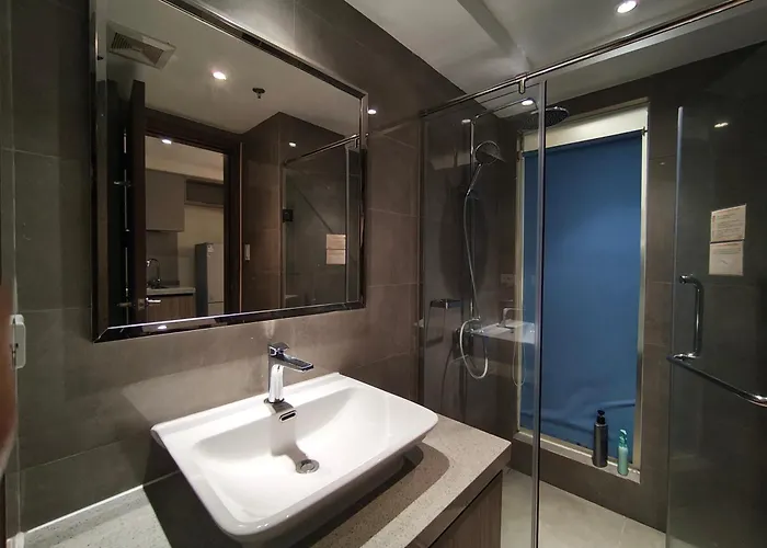 Apartment Cozy Sunlit Retreat, Spacious Type Unit In The Of Entertainment