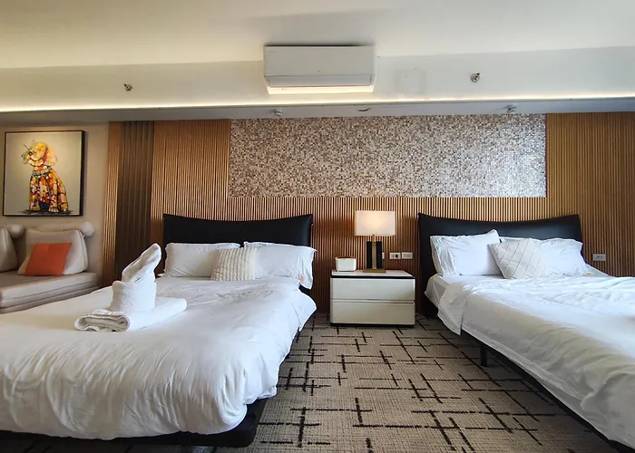 Cozy Sunlit Retreat, Spacious Type Unit In The Of Entertainment *