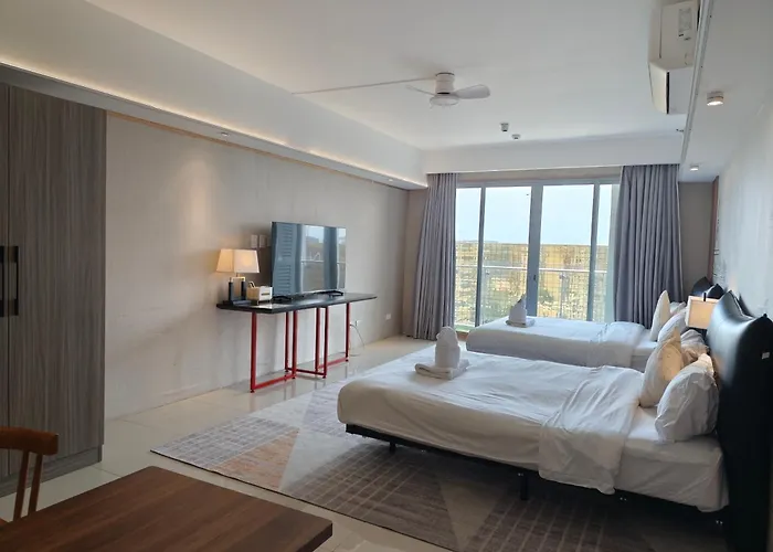 Cozy Sunlit Retreat, Spacious Type Unit In The Of Entertainment